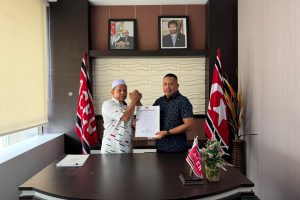 DPP Partai Aceh Resmi Menyerahkan SK Definitif DPW Partai Aceh Kabupaten Aceh Timur kepada Azhari M. Nur (Haji Maop)