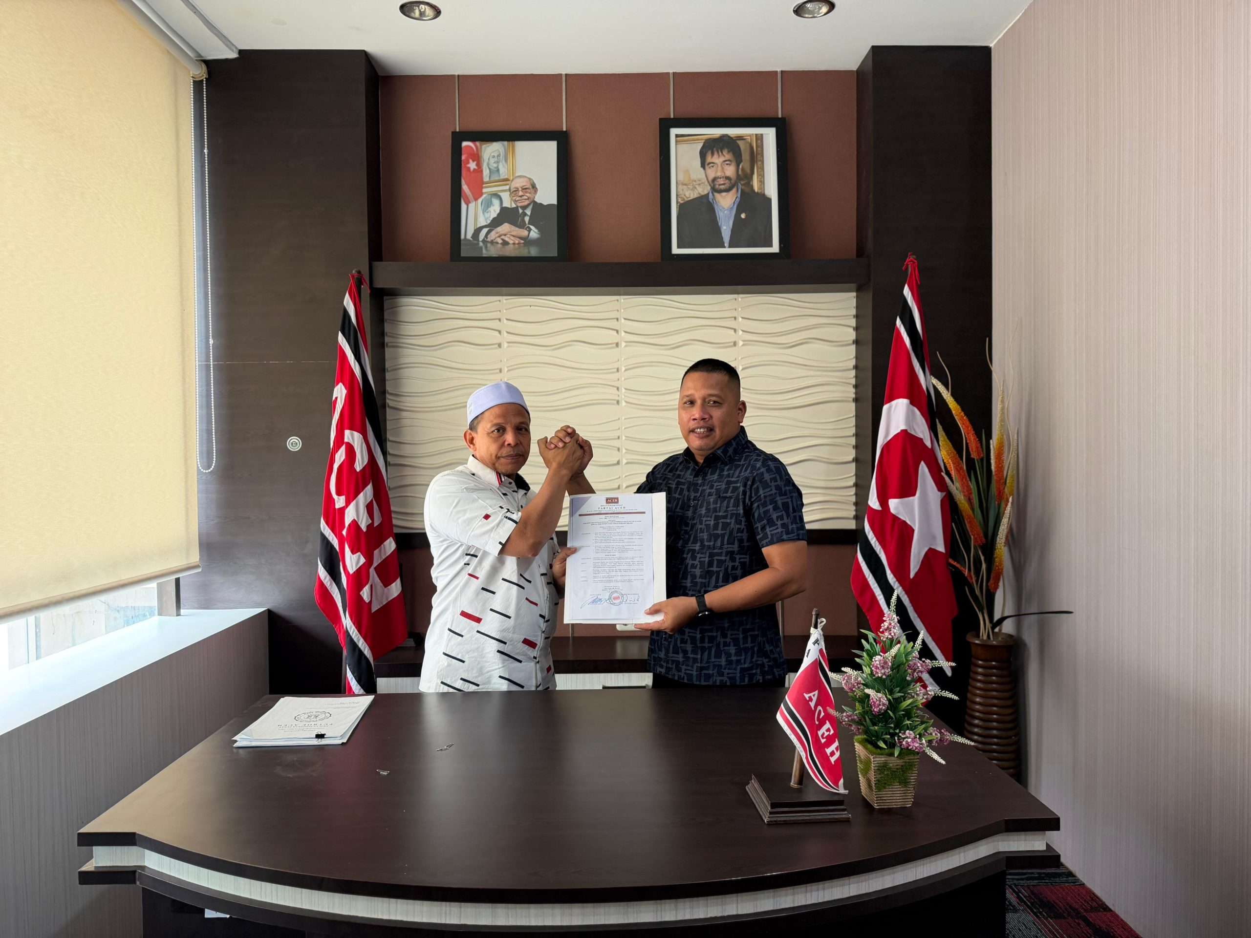 DPP Partai Aceh Resmi Menyerahkan SK Definitif DPW Partai Aceh Kabupaten Aceh Timur kepada Azhari M. Nur (Haji Maop)