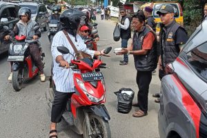 Forum Cakar Sriwijaya Berbagi Jum’at Berkah di Depan Stasiun Kertapati