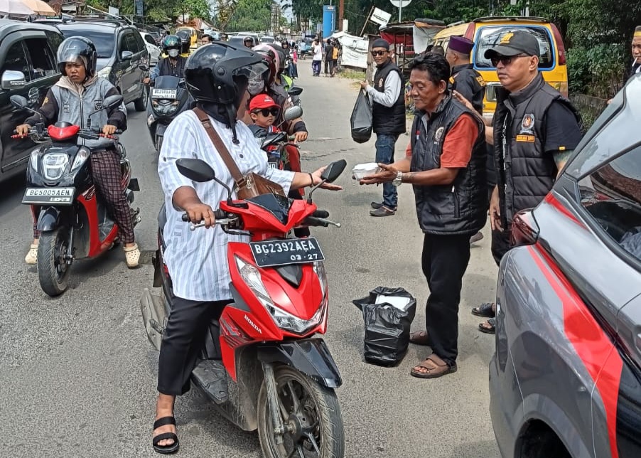 Forum Cakar Sriwijaya Berbagi Jum’at Berkah di Depan Stasiun Kertapati