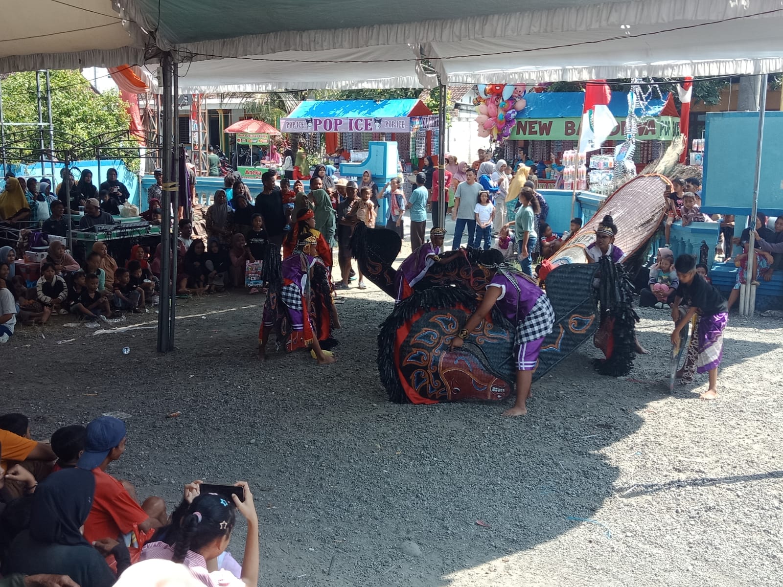 Pawai Sedekah Bumi Desa Mangunan,Kecamatan Kabuh berlangsung Semarak, Ribuan Warga Tumpah Ruah di Pendopo Kantor Desa Mangunan