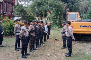 Kabag Ops Pimpin Doa Makan Saat Istirahat Pengawalan Eksekusi PN Tana Toraja