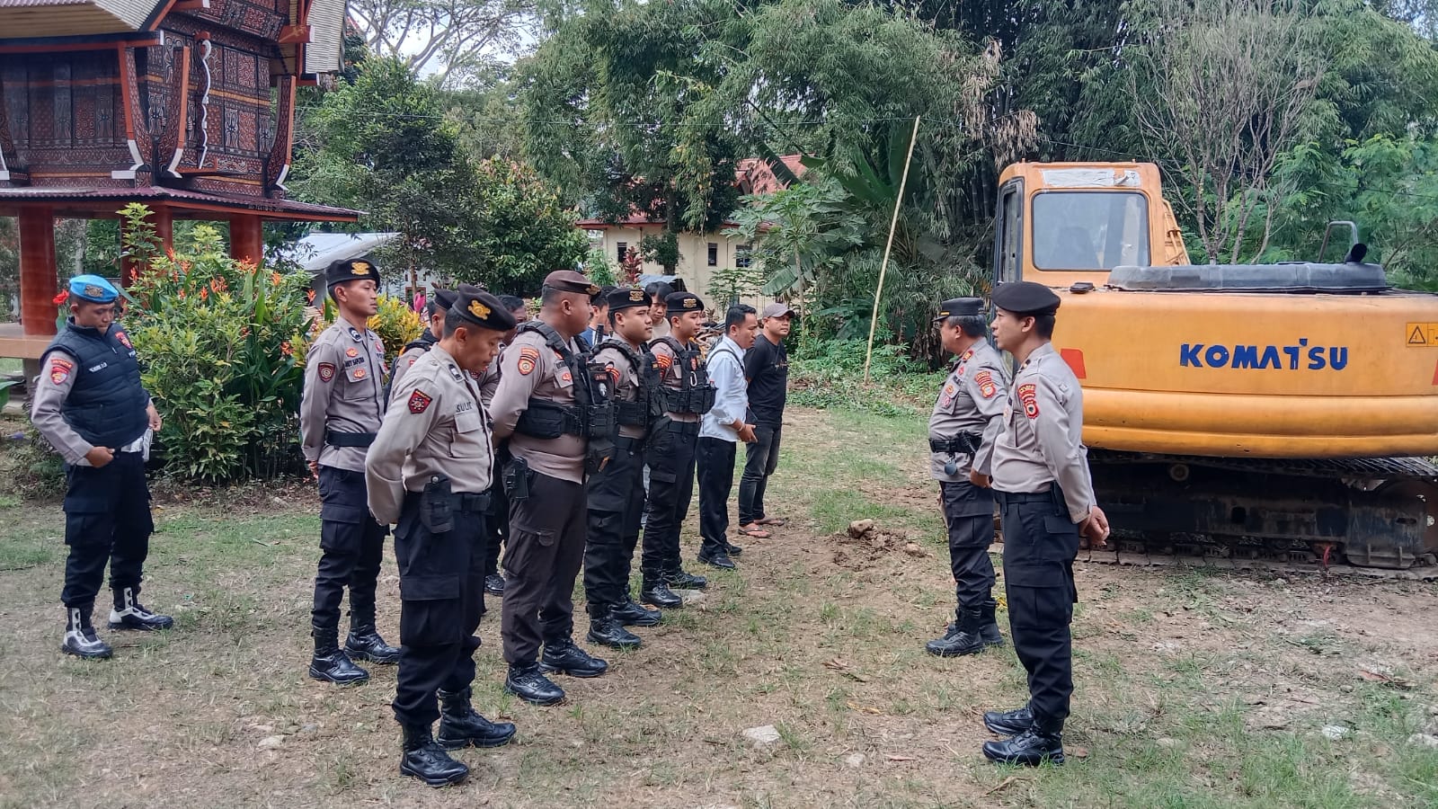 Kabag Ops Pimpin Doa Makan Saat Istirahat Pengawalan Eksekusi PN Tana Toraja