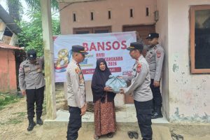 Jelang HUT Bhayangkara ke-80, Polres Aceh Timur Salurkan Kursi Roda dan Sembako kepada Warga Lumpuh desa kuta baro kecamatan Peudawa