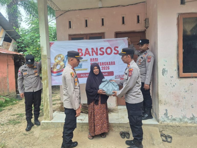 Jelang HUT Bhayangkara ke-80, Polres Aceh Timur Salurkan Kursi Roda dan Sembako kepada Warga Lumpuh desa kuta baro kecamatan Peudawa