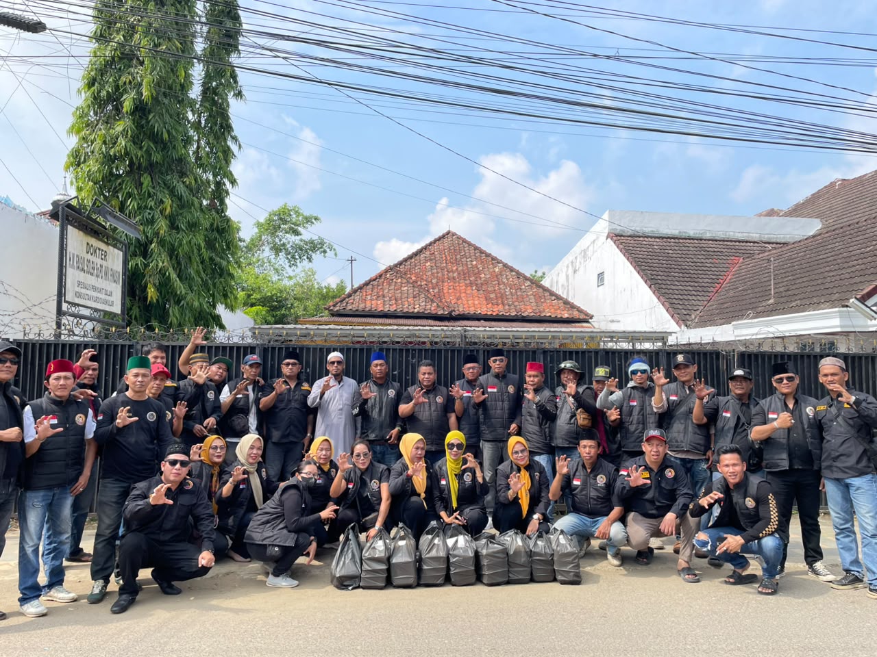 Edy Medan dan Jajaran Forum Cakar Sriwijaya Gelar Aksi Berbagi Berkah di Seberang Ulu 1 Palembang