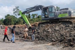 Maraknya galian C tanah urug ilegal di seputaran lokasi sambaliung dan gunung tabur pemda sudah meningkatkan dan memfasilitasi perizinan .