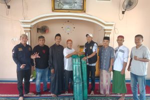 Forum Cakar Sriwijaya Sumsel Salurkan Bantuan Sajadah untuk Musholah Sopiyatun