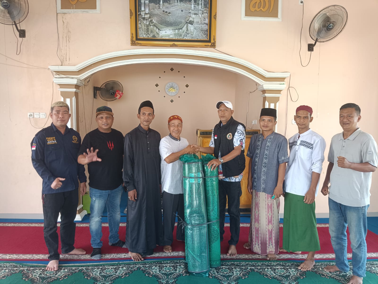 Forum Cakar Sriwijaya Sumsel Salurkan Bantuan Sajadah untuk Musholah Sopiyatun