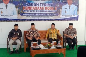 Bupati dan Wakil Bupati Jombang Serahkan 9 Unit Kendaraan Roda Tiga untuk RW se-Kelurahan Jombatan