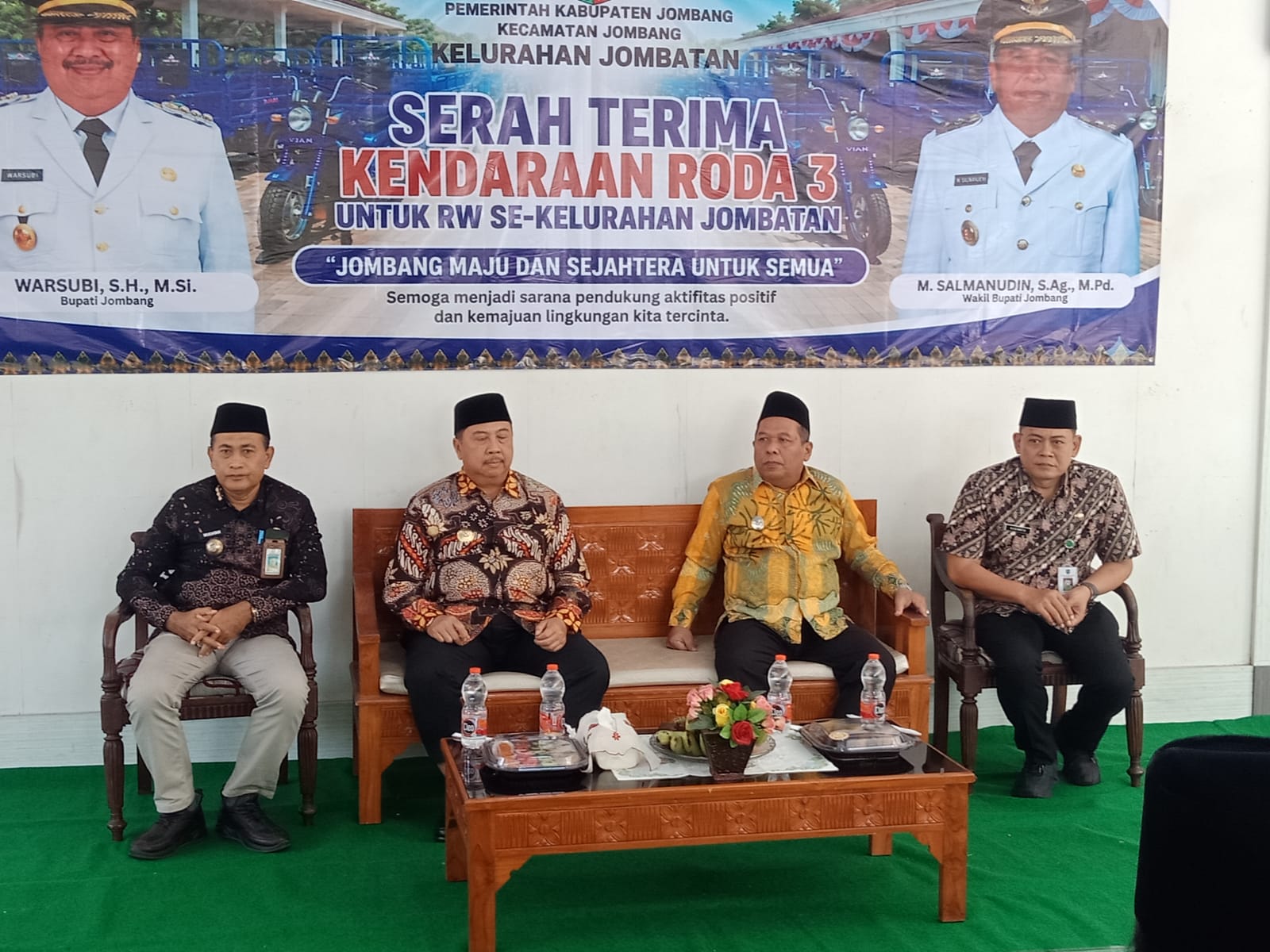 Bupati dan Wakil Bupati Jombang Serahkan 9 Unit Kendaraan Roda Tiga untuk RW se-Kelurahan Jombatan
