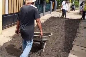 Warga Lorong Anila Kecamatan Kalidoni Patungan Untuk Cor Jalan Rusak