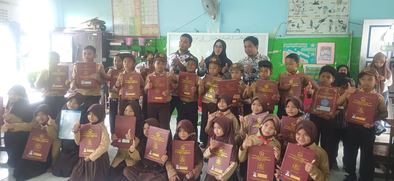 Penerimaan Rapor bagi siswa dan siswi UPT SD Negeri 8 Tanrutedong Kec Dua Pitue Kab Sidenreng Rappang