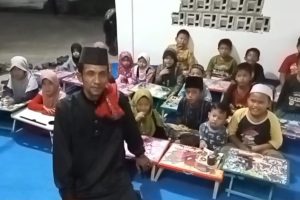 Forum Cakar Sriwijaya Sumsel Salurkan Bantuan Bangku Mengaji untuk Santri TPA Raudatul Tarbiyatul Quraniyah
