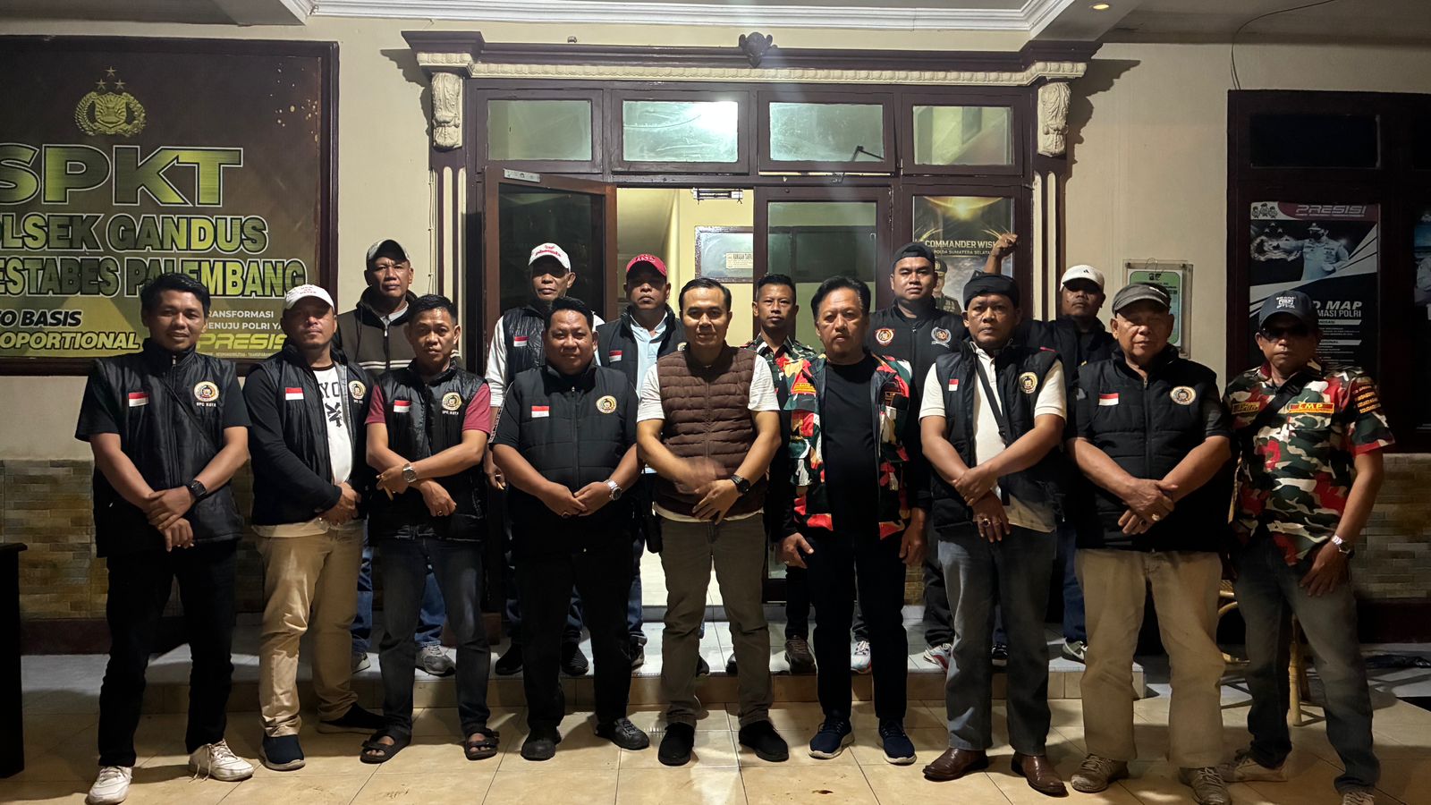 Semarak HUT Bhayangkara ke-80, Polsek Gandus Ajak Forum Cakar Sriwijaya dan LMP Nobar Piala Dunia