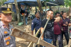 Polres Aceh Timur Amankan Lokasi Kebakaran Penampungan Minyak Tradisional di Darul Ihsan.