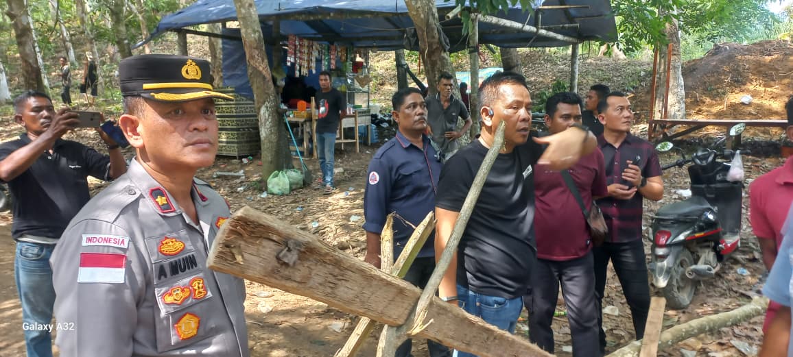 Polres Aceh Timur Amankan Lokasi Kebakaran Penampungan Minyak Tradisional di Darul Ihsan.