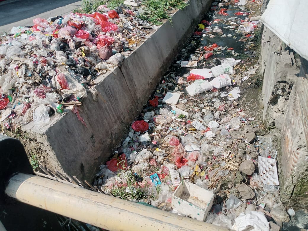 Warga Keluhkan Bau Menyengat dan Tumpukan Sampah di Bantaran Irigasi Keranggot, Kinerja BBWS C3 Banten Dipertanyakan