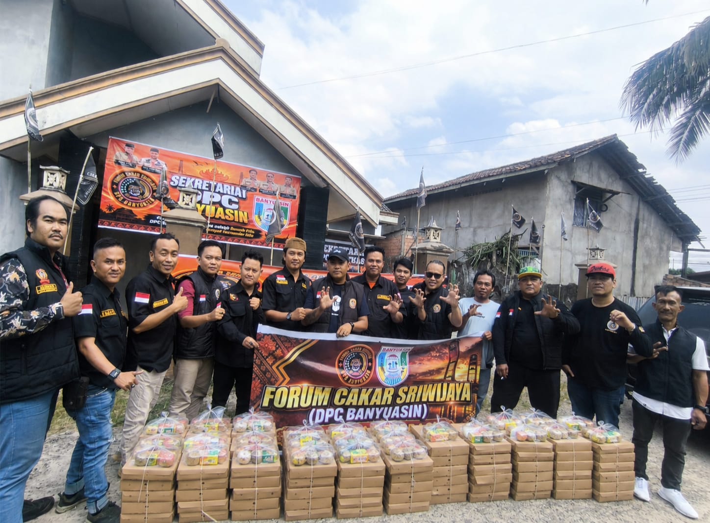 Forum Cakar Sriwijaya DPC Banyuasin Tebar Kepedulian, Ratusan Makanan Gratis Dibagikan di Jalan Tanjung Api-Api