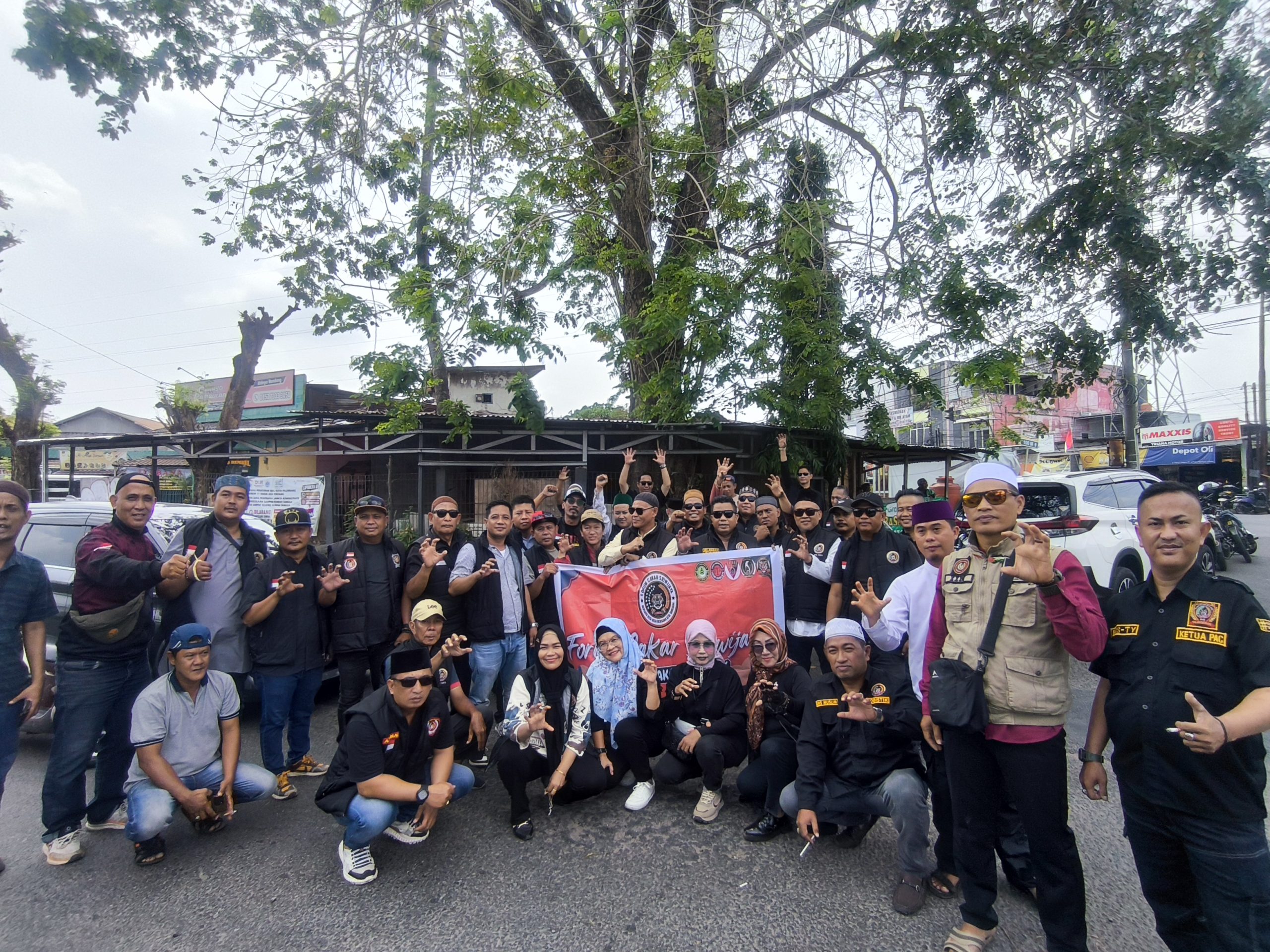 Ketua DPC Kota Palembang Edy Medan Bersama Jajarannya Berbagi Makanan, di Jum’at Berkah, Warga Sambut Dengan Antusias