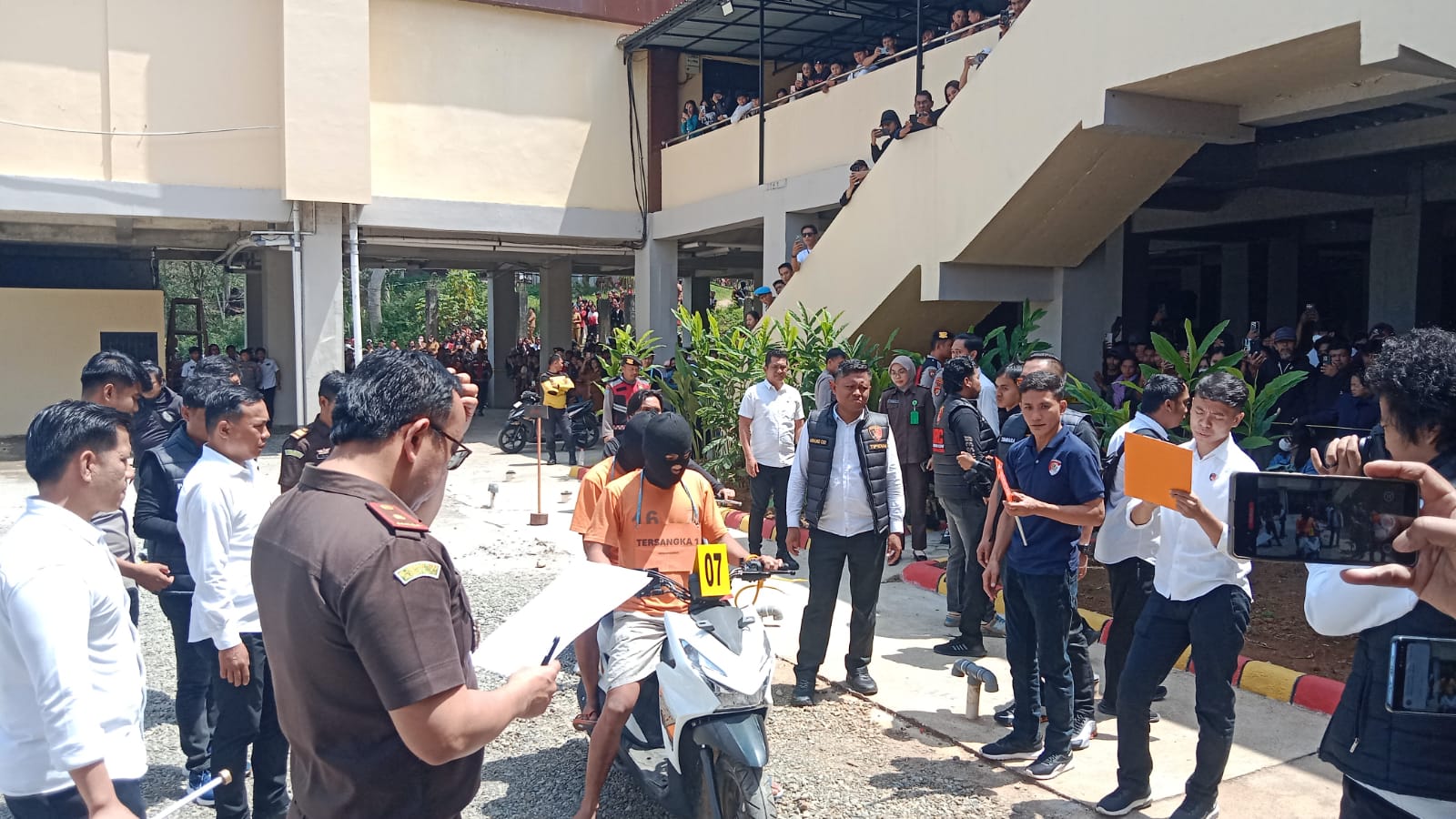 Rekontruksi 41 adegan pembunuhan sonda selesai, keluarga korban amuk dipolres toraja utara