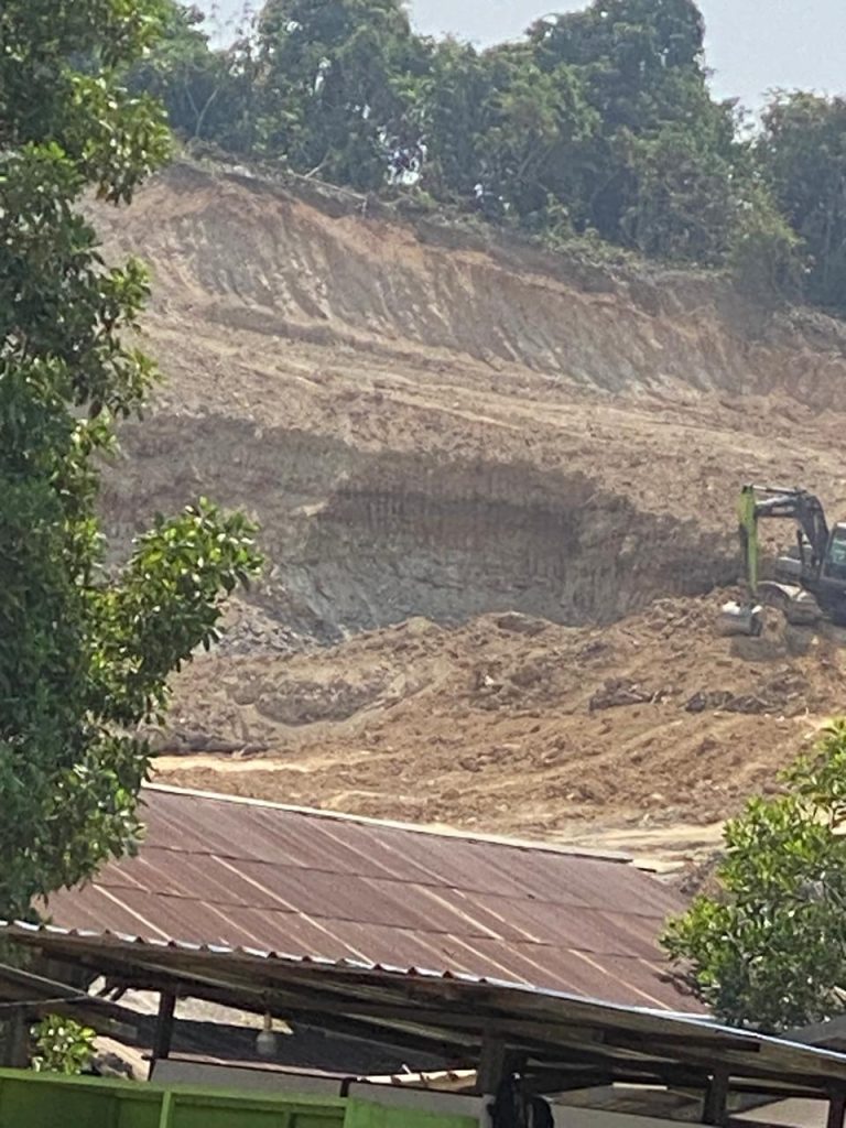 Debu Menyesak, Truk Ngebut, Laporan Tak Ditindak — Kapan Galian C Ilegal Ini Dihentikan?