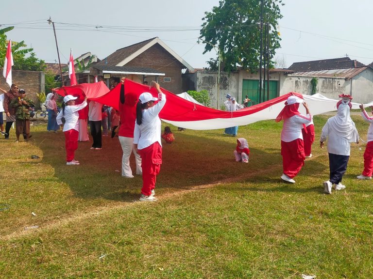 Bendera Raksasa Merah Putih Berkibar di Lapangan Desa Canggon  , Diwek ,Jombang , Ini Faktanya