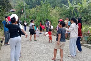 Dobel syukur di 17 Agustus: merdeka, lomba kocak, ibadah dan tiup lilin bareng warga