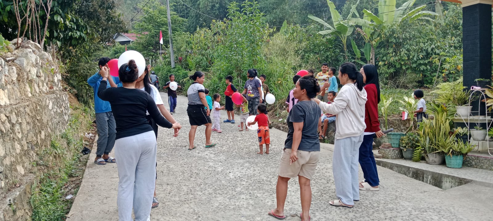 Dobel syukur di 17 Agustus: merdeka, lomba kocak, ibadah dan tiup lilin bareng warga