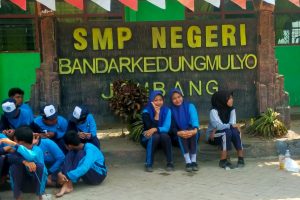 Semarak HUT RI ke-81, SMPN Bandar Kedungmulyo Gelar Berbagai Perlombaan kompaspemburukeadilan