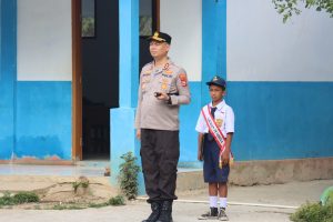 Tanamkan Disiplin dan Bijak Bermedsos, Kapolres Tana Toraja Pimpin Upacara di SMPN Satap 2 Sangalla
