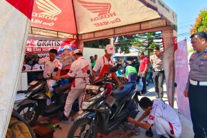 Puluhan Driver Ojol di Kuningan Dapat Servis Motor dan Ganti Oli Gratis dari Polisi