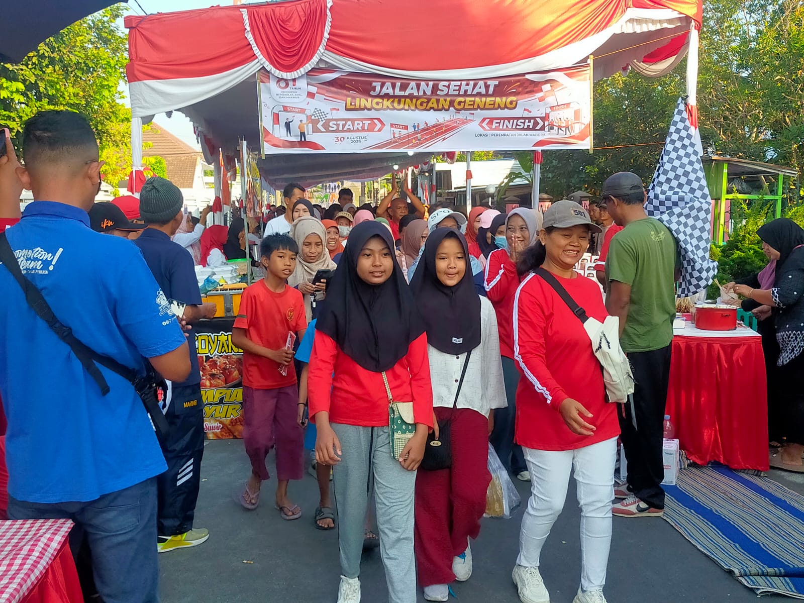 Jalan Sehat Lingkungan Geneng Meriah, UD Favorit Milik Abah Sugiarto Turut Dukung Kegiatan Warga