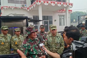 Kemarau Panjang Melanda Kalbar, TNI Salurkan Air Bersih Siap Minum untuk Warga Terdampak