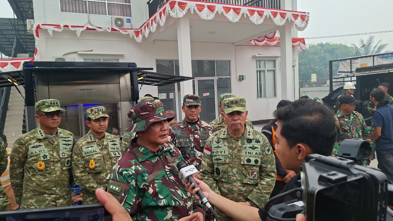 Kemarau Panjang Melanda Kalbar, TNI Salurkan Air Bersih Siap Minum untuk Warga Terdampak