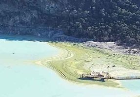 Air Kawah Putih Menyusut Akibat Kemarau, Pengunjung Tetap Ramai Berdatangan