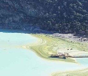 Air Kawah Putih Menyusut Akibat Kemarau, Pengunjung Tetap Ramai Berdatangan
