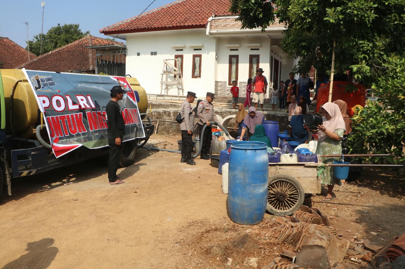 Polres Kuningan Salurkan Air Bersih dan Pengobatan Gratis di Cihanjaro