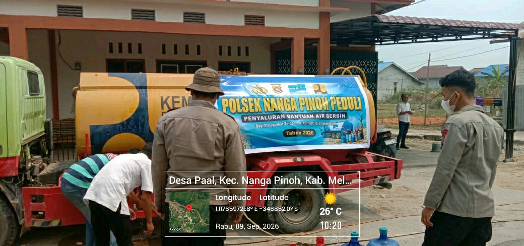 PDAM, Polsek Nanga Pinoh, dan BKO Brimob Bagikan 5.000 Liter Air Bersih untuk Warga Terdampak Kekeringan