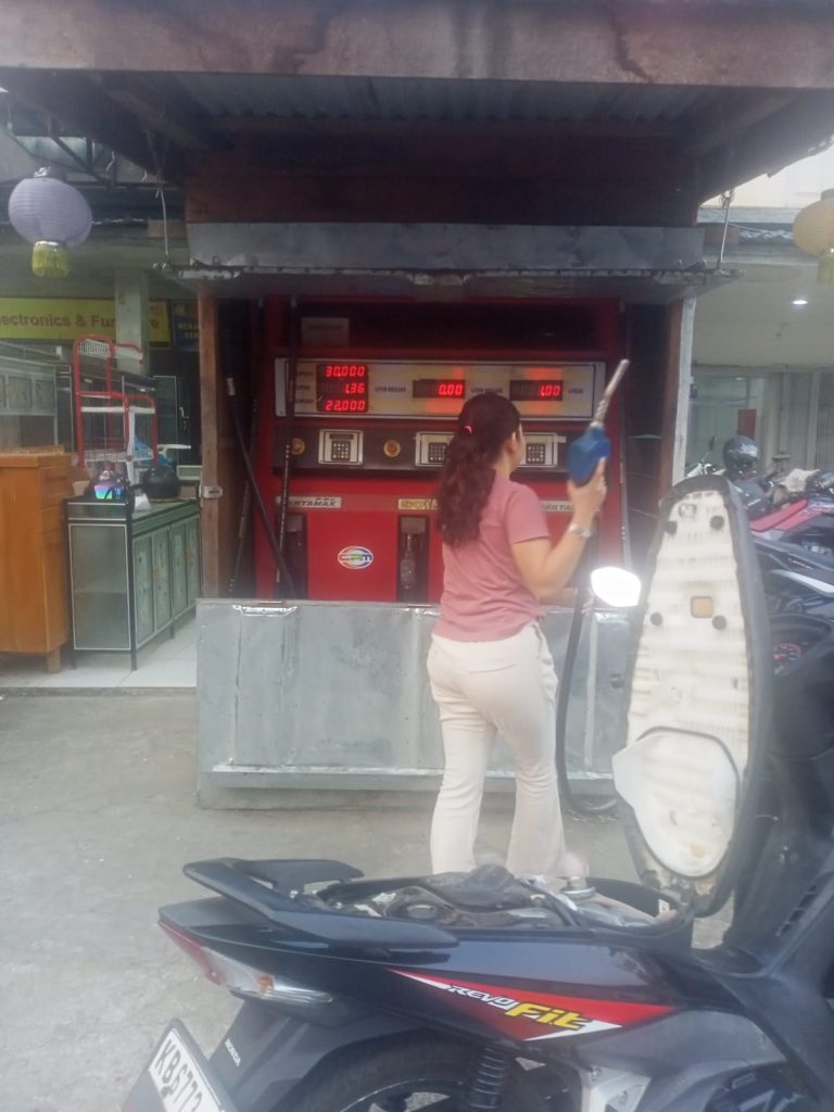 Pengecer BBM Dijalan Juang Jual Pertalite Rp20.000/Liter Diduga Lecehkan Himbauan Bupati.