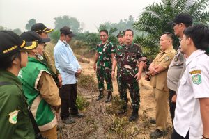 Satgas Karhutla TNI Buka Lahan Demplot Pupuk Organik Dari Limbah Sawit di Kayan Hilir