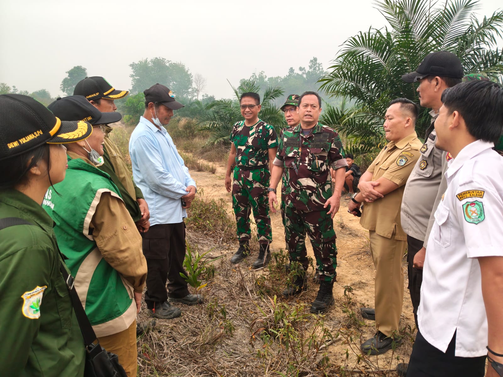 Satgas Karhutla TNI Buka Lahan Demplot Pupuk Organik Dari Limbah Sawit di Kayan Hilir
