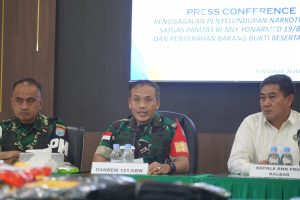 Barang bukti Sabu 16,4 Kg dari Perbatasan RI-Malaysia diserahkan Dankolakopsrem 121/Abw wakili Pangdam XII/Tpr kepada BNN Kalbar