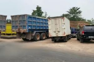 Mobil Truk Diduga Melakukan Pelangsiran BBM di SPBU Jalan Lingkar Selatan Pipa Putih