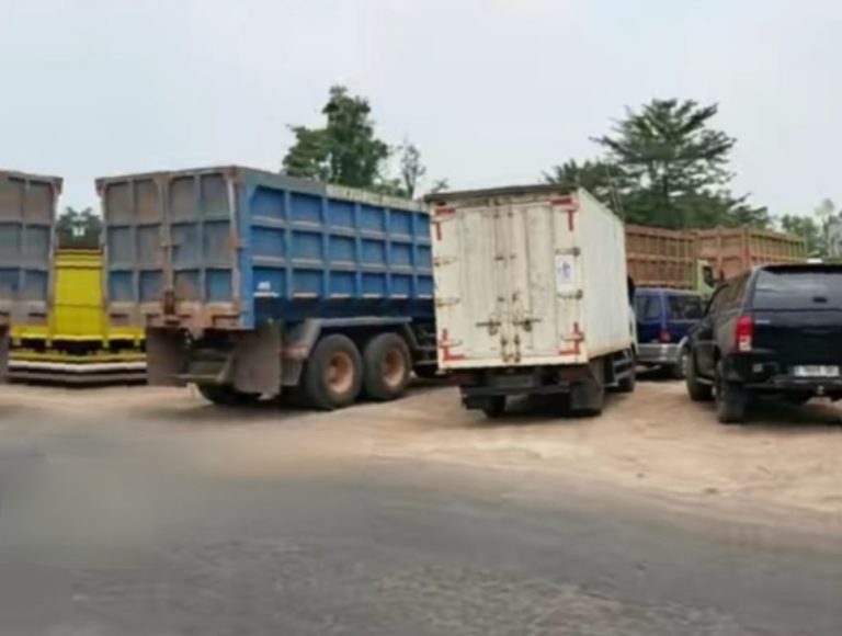 Mobil Truk Diduga Melakukan Pelangsiran BBM di SPBU Jalan Lingkar Selatan Pipa Putih