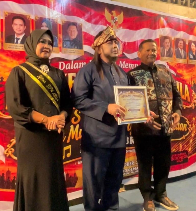 Sultan Iskandar XI Terima Penghargaan ABRI-1, Tegaskan Pancasila Harus Dirasakan Langsung oleh Rakyat