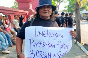 Masyarakat dan PAGAR Jombang Demo PT JPN, Tuntut Pabrik Pengolahan Ayam Ditutup