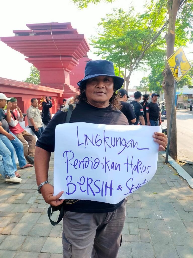 Masyarakat dan PAGAR Jombang Demo PT JPN, Tuntut Pabrik Pengolahan Ayam Ditutup