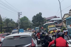 Bahu jalan dikuasai tumpukan material timbunan& antrean BBM mengular, kemacetan parah terjadi dijalan poros makale, Rantepao, sangalla,