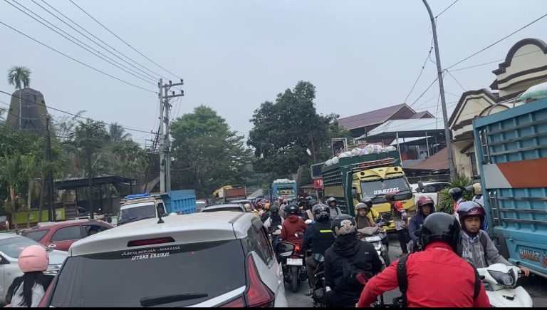 Bahu jalan dikuasai tumpukan material timbunan& antrean BBM mengular, kemacetan parah terjadi dijalan poros makale, Rantepao, sangalla,